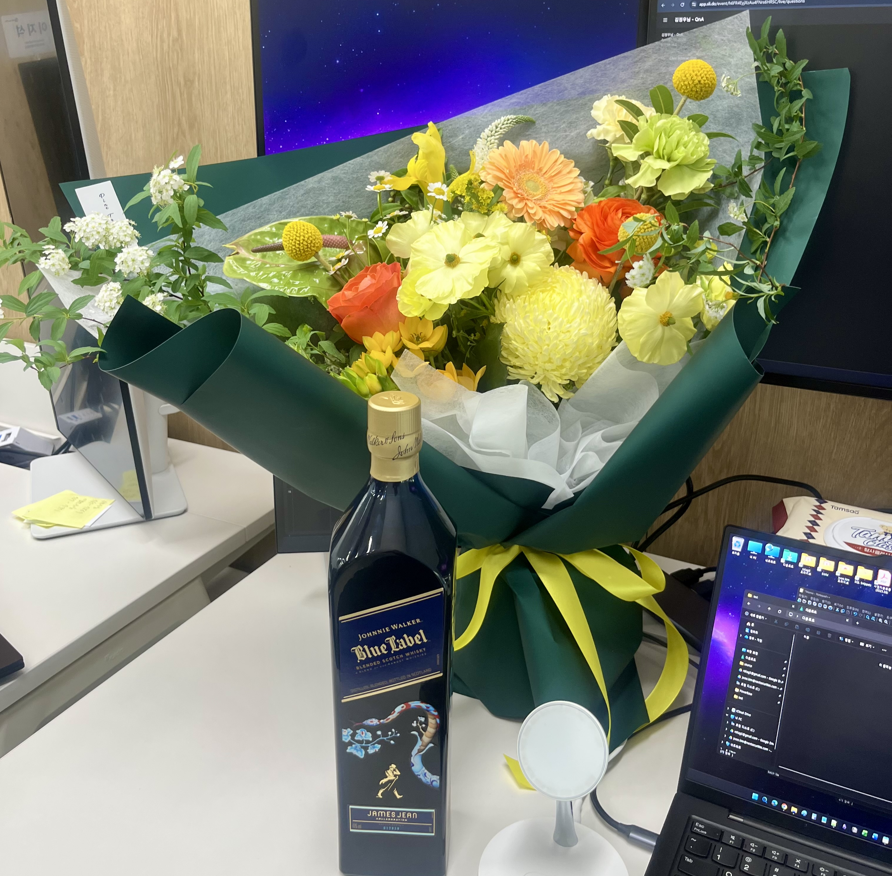 영롱한 꽃다발과 Blue Label 뱀띠 에디션